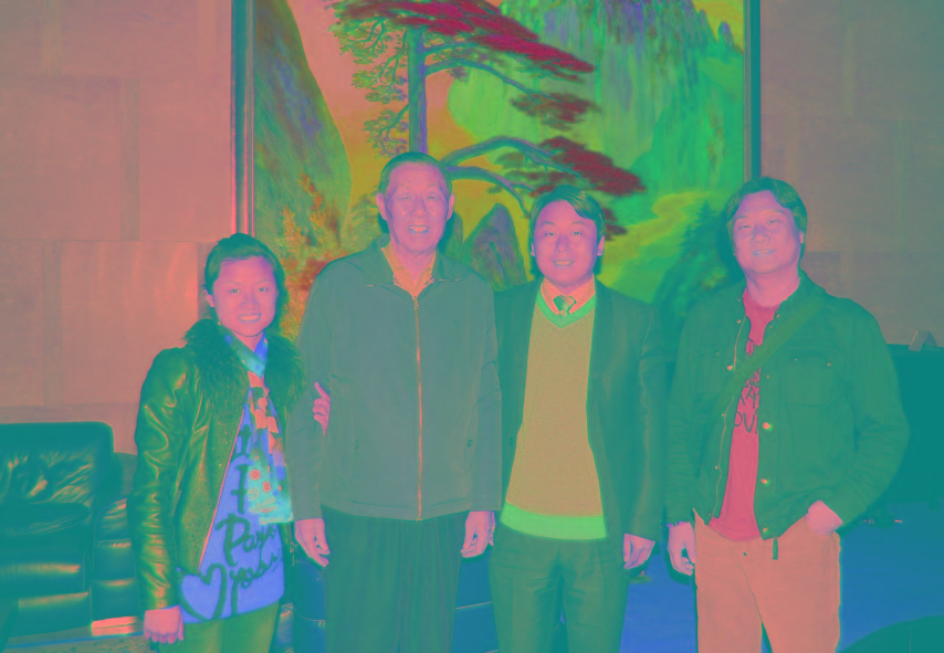 與臺(tái)灣前參謀總長(zhǎng)、一級(jí)上將羅本立父子合影留念。