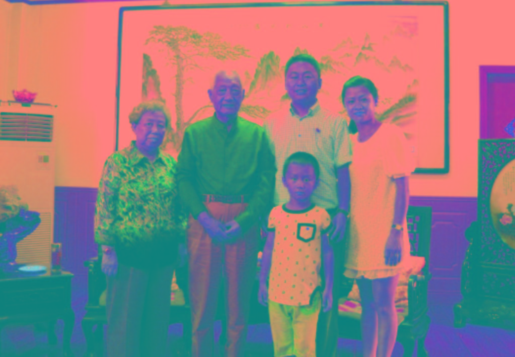 與原南京軍區(qū)政委方祖岐上將夫婦合影留念。