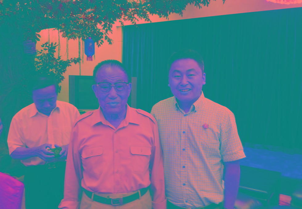 與時(shí)任中央軍委副主席曹剛川上將合影留念。