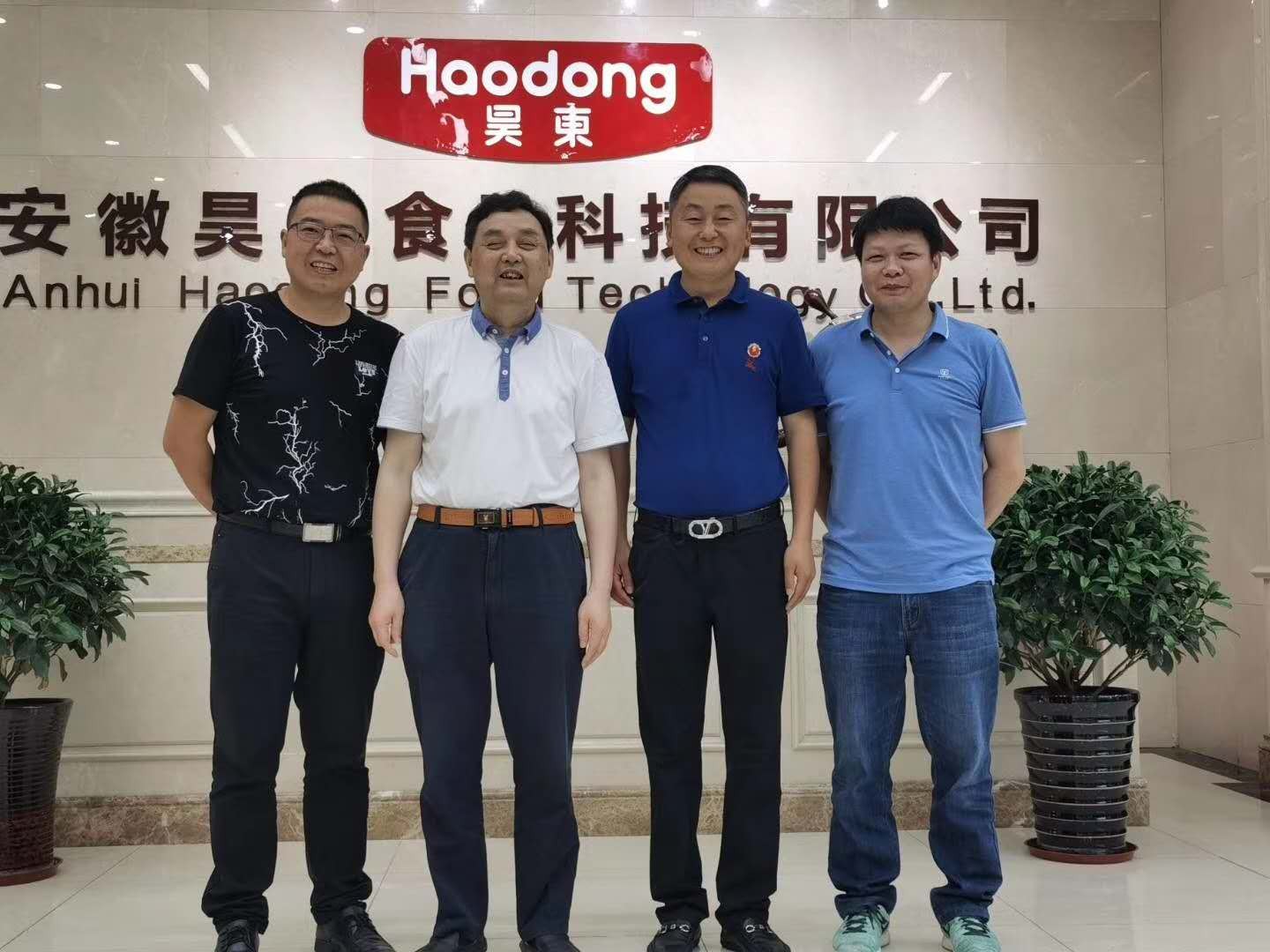熱烈歡迎安徽省食品行業(yè)協(xié)會(huì)會(huì)長姜紹通一行來昊東食品考察工作