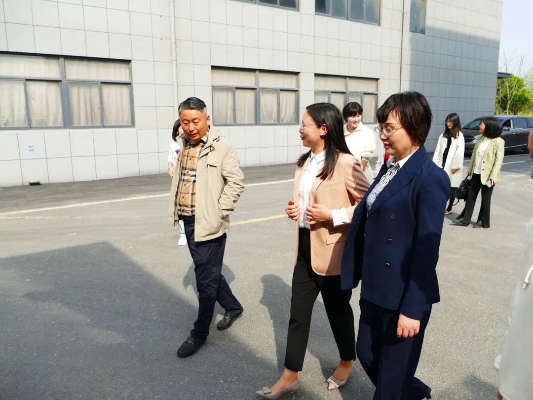 廬江縣商務(wù)局賀局長，統(tǒng)計局張局，稅務(wù)局管科長等領(lǐng)導(dǎo)蒞臨昊東食品科技走訪調(diào)研昊東肉松